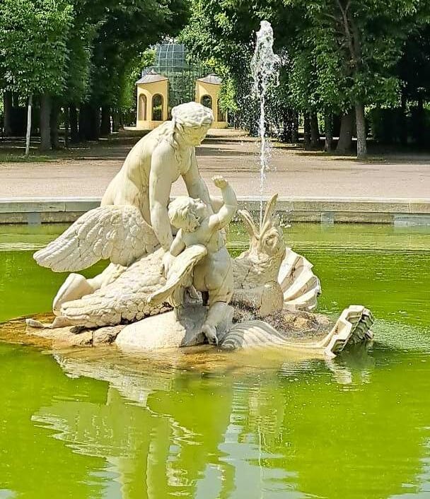 Mein Juni 2023: Wien ist anders - der Najadenbrunnen im Schloßpark Schönbrunn Wien
